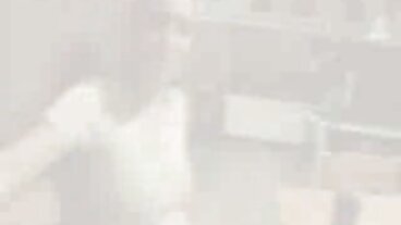 Handjob lucah dengan miang Gianna Dior daripada Deeper video panas awek melayu