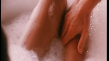 Seluar pendek meletus dengan Cherry Morgan film lucah melayu yang menggoda dari Tug Pass